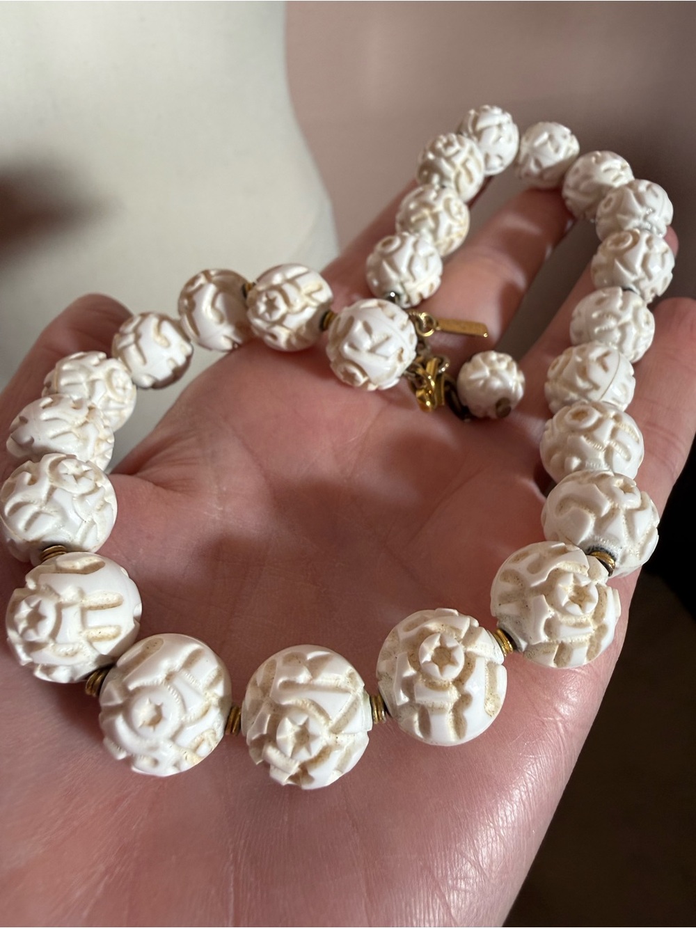 Monet Vintage 1940’s Carved celluloid early plastic white cream choker necklace